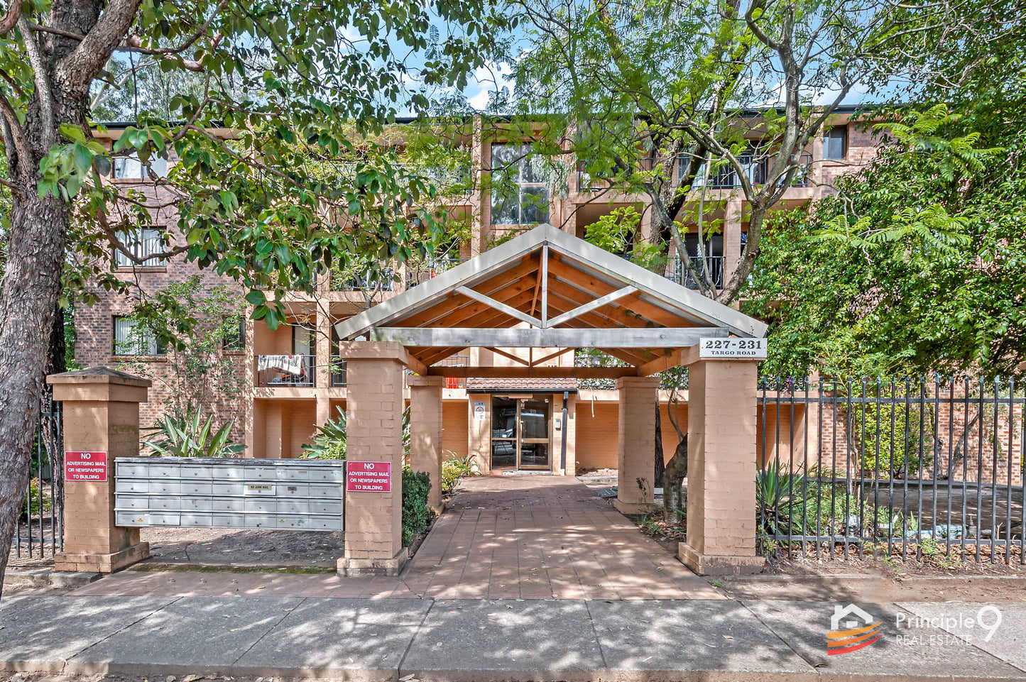 8/227 Targo Road, Girraween